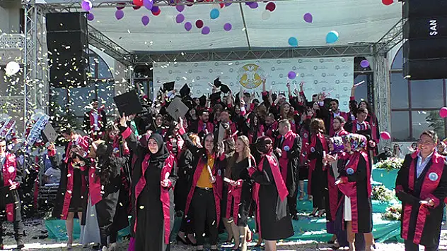 Beyşehir Ali Akkanat İşletme Fakültesi'nde mezuniyet heyecanı