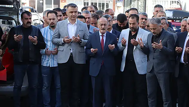 Beyşehir Belediye Başkanı Adil Bayındır yeni hizmet dönemine dualarla başladı
