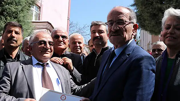 Beyşehir Belediye Başkanı Bayındır mazbatasını aldı