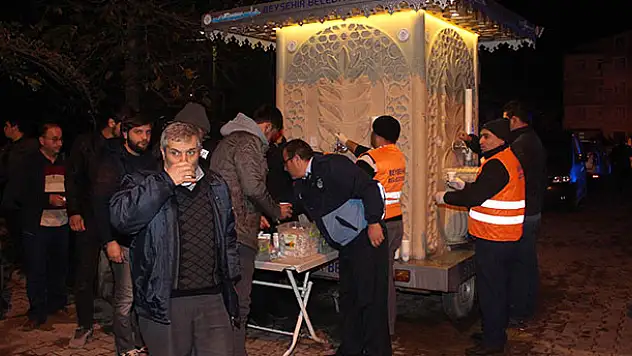 Beyşehir Belediyesi'nden kandil gecesinde sıcak süt ikramı