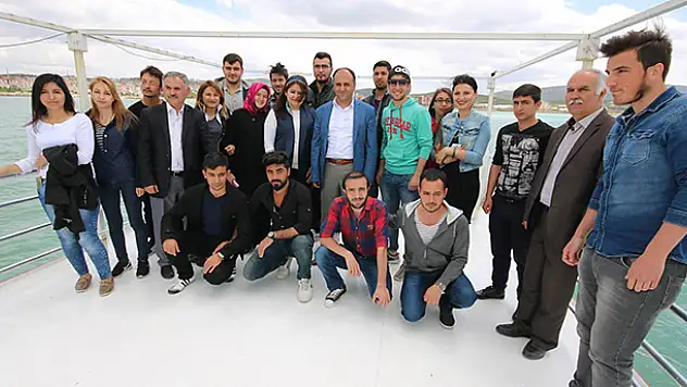 Beyşehir Belediyesi'nden öğrencilere göl gezisi