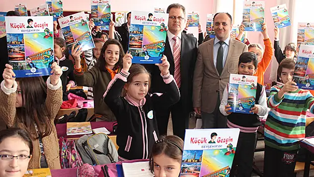 Beyşehir Belediyesi'nden öğrencilere Küçük Gezgin kitabı