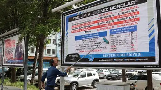 Beyşehir Belediyesi'nin borç tablosu bilboardlarda!