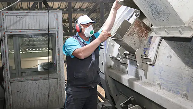 Beyşehir Belediyesi yollara serdiği parke taşlarını kendisi üretiyor