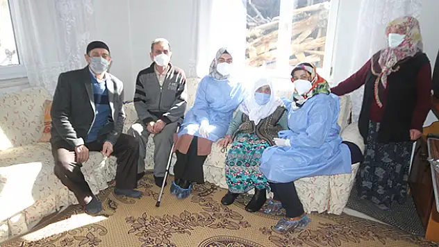 Beyşehir'de 103 yaşındaki Hatice Şanlı'ya CoronaVac aşısı uygulandı