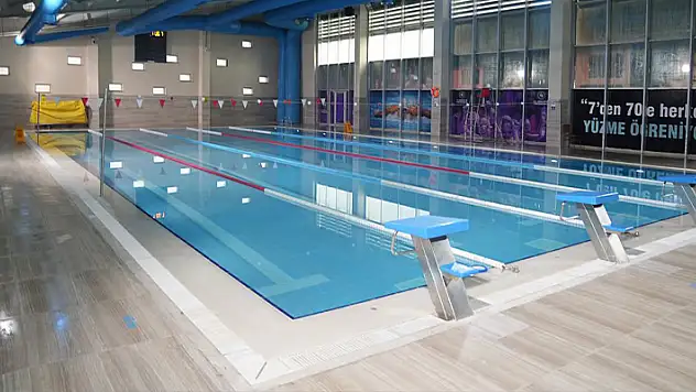 Beyşehir'de açılan yarı olimpik yüzme havuzu kullanılmaya başladı
