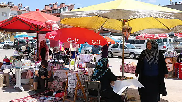 Beyşehir'de anneler pazarında ilk satış yapıldı