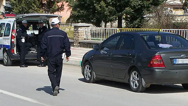 Beyşehir'de araçlarda renkli cam denetimleri