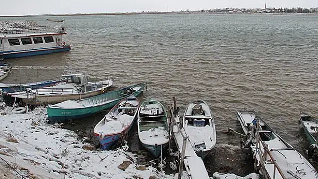 Beyşehir'de balıkçılar avlanmaya kar arası verdi