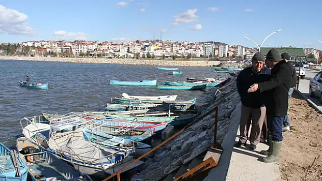 Beyşehir'de balıkçılar, şiddetli rüzgarda tekneleri için seferber oldu