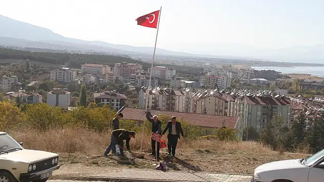Beyşehir'de Bartın'daki maden şehitlerinin anısına Türk bayrağı asıldı

