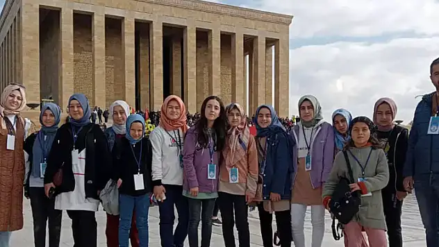 Beyşehir'de başarılı ortaokul öğrencileri Ankara gezisiyle ödüllendirildi
