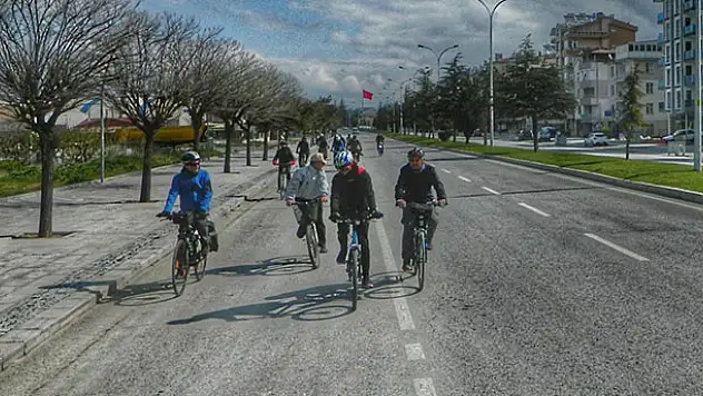 Beyşehir'de bisikletseverler çocuklar için pedal çevirdi