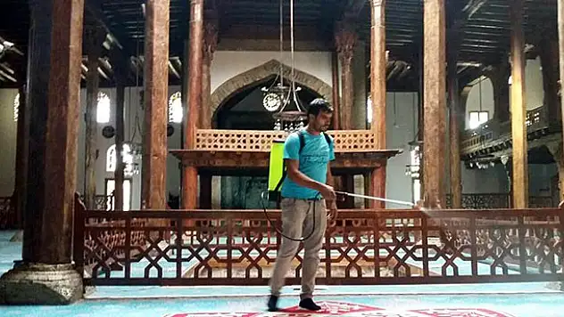 Beyşehir'de camiler gül kokuyor
