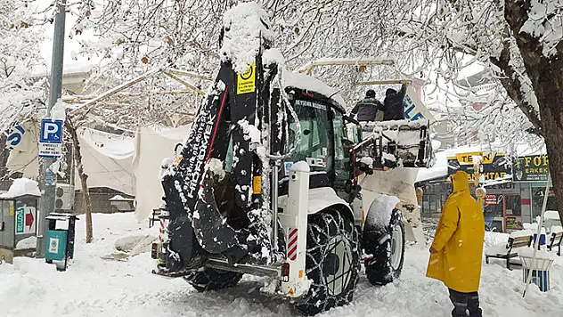 Beyşehir'de caminin ters şemsiyesi kar yükünü kaldıramadı
