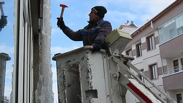 Beyşehir'de çatılardaki buz ve kütlelerine karşı anonslu uyarı