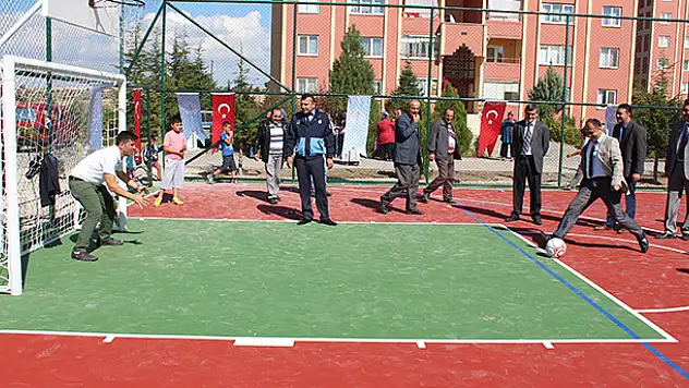 Beyşehir'de çok amaçlı spor sahası açıldı