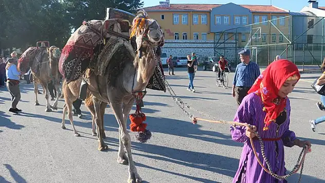 Beyşehir'de develerle temsili Yörük göçü canlandırıldı
