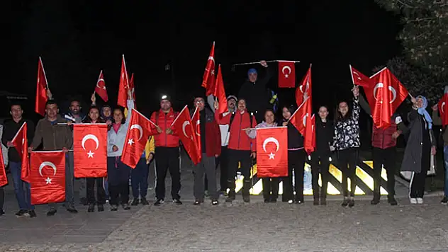 Beyşehir'de doğaseverler 19 Mayıs'ı gece yürüyüşüyle kutladı