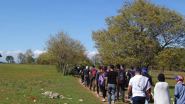 Beyşehir'de doğaseverler anneler için yürüdü