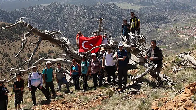 Beyşehir'de doğaseverler farkındalık için tırmandı