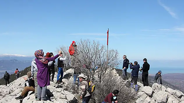 Beyşehir'de doğaseverler kar yürüyüşü şenliğine katıldı