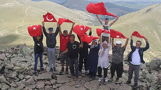 Beyşehir'de doğaseverler şehitler anısına dağa tırmandı