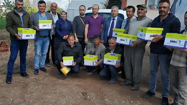 Beyşehir'de domates güvesine karşı çiftçilere yararlı böcek ve arı dağıtıldı