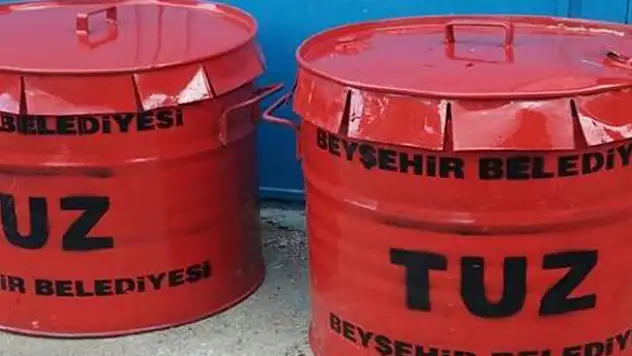 Beyşehir'de eğimli yollarda  tuz varili uygulaması