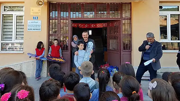 Beyşehir'de en fazla pet şişeyi toplayan öğrenciler ödüllendirildi