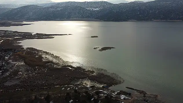 Beyşehir'de eriyen kar suları, ekili alanları suyla doldurdu