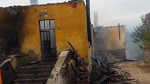Beyşehir'de eski okul binasında yangın