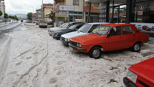 Beyşehir'de etkili olan dolu yağışı hayatı olumsuz etkiledi