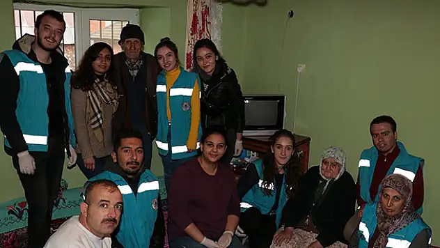 Beyşehir'de gençler yaşlılarla el ele veriyor