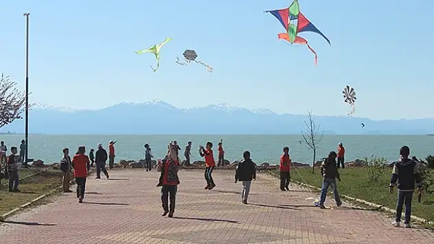 Beyşehir'de gökyüzü uçurtmalarla şenlendi