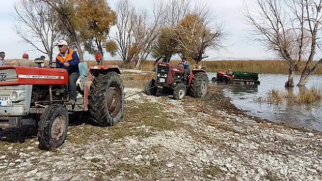 Beyşehir'de gölde mahsur kalan traktörü, traktörler kurtardılar