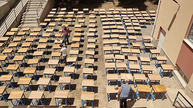 Beyşehir'de gönüllü öğretmenler okulda sıraları yeniledi
