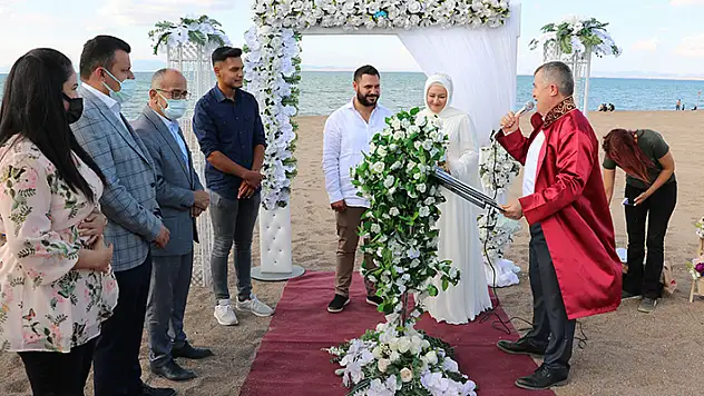 Beyşehir'de görevli nikah memuru, bu kez kızının nikahını kıydı