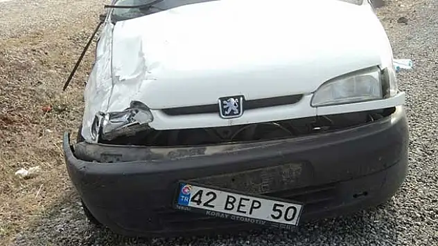 Beyşehir'de hafif ticari araç devrildi: 2 yaralı