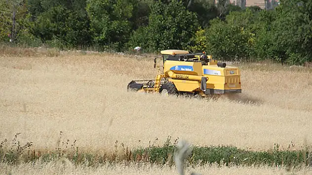 Beyşehir'de hububat tarlalarında hasat devam ediyor