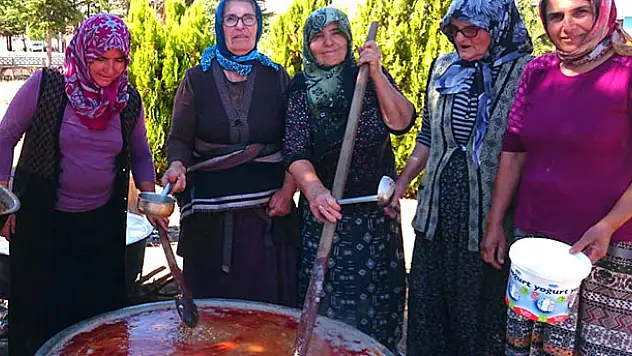Beyşehir'de imece usulü aşure pişirip dağıttılar