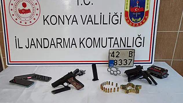 Beyşehir'de jandarma ekipleri ruhsatsız tabanca, muşta ve aranan plaka ele geçirdi