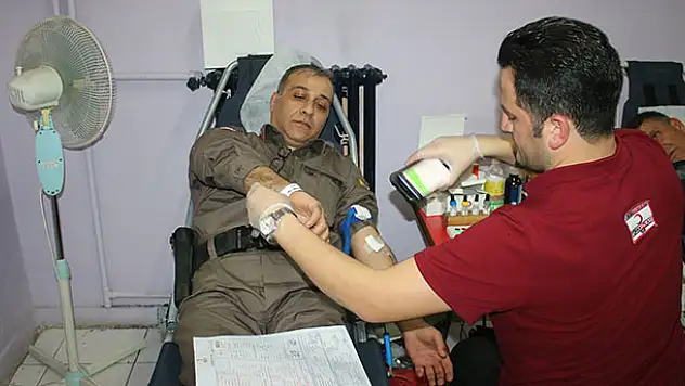 Beyşehir'de jandarmadan Kızılay'a kan bağışı