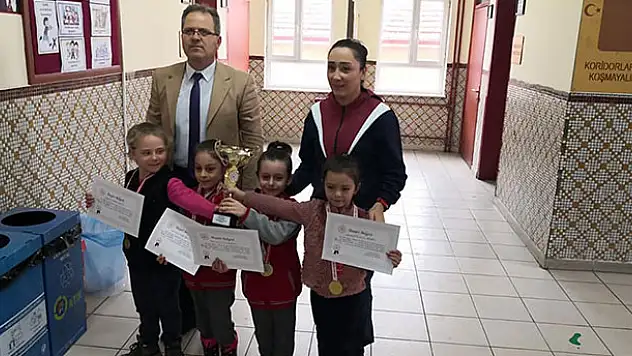 Beyşehir'de jimnastikçi öğrencilerin şampiyonluk sevinci
