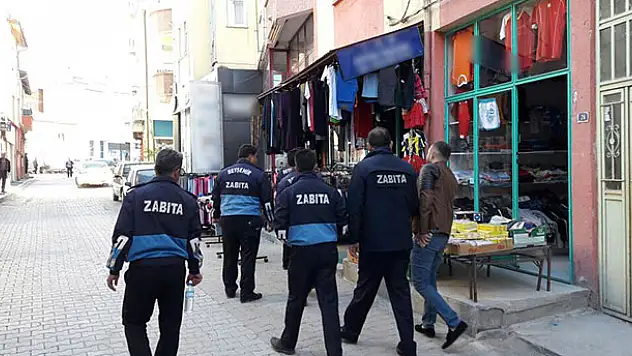 Beyşehir'de kaldırımları işgal eden esnafa ceza