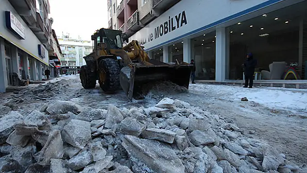 Beyşehir'de kar ve buz temizliği mesaisi sürüyor