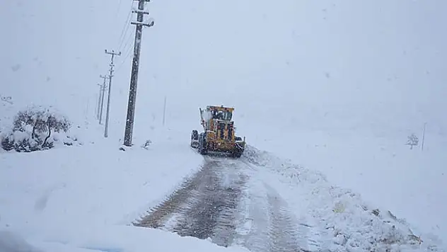 Beyşehir'de kar yağışı! İlçe beyaza büründü