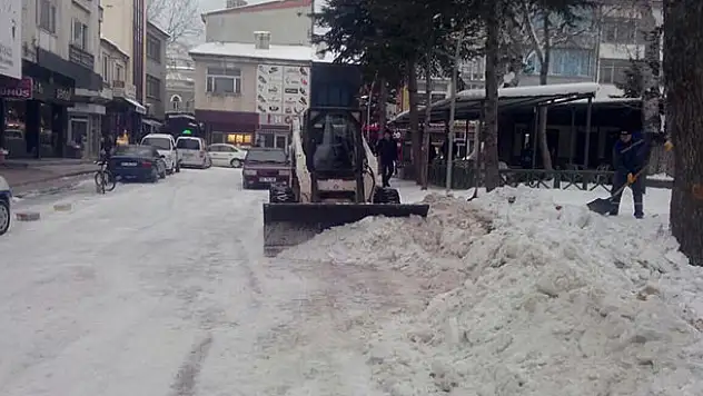 Beyşehir'de kar yığınları kamyonlarla şehir dışında taşınıyor