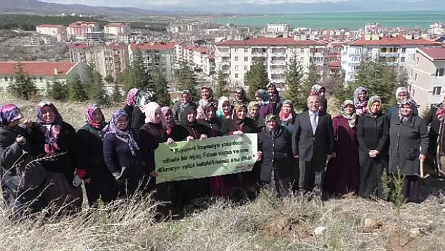 Beyşehir'de Kız Kur'an Kursu Öğrencileri Fidan Dikti