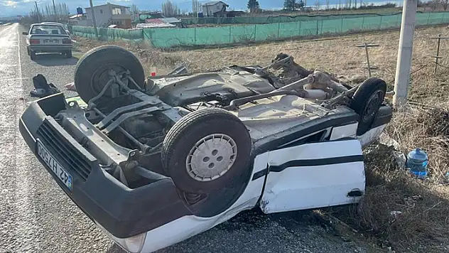 Beyşehir'de kontrolden çıkan otomobil takla attı: 2 yaralı
